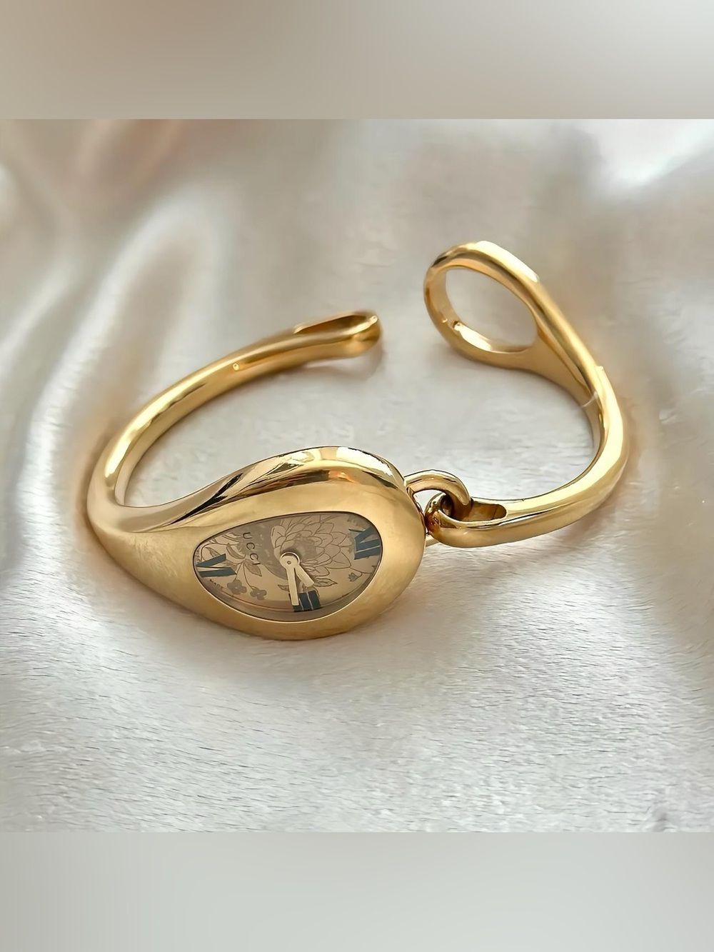 AUTHENTIC VERY RARE VINTAGE GUCCI TEARDROP BANGLE WATCH - FLORAL DIAL - Picture 5 of 8